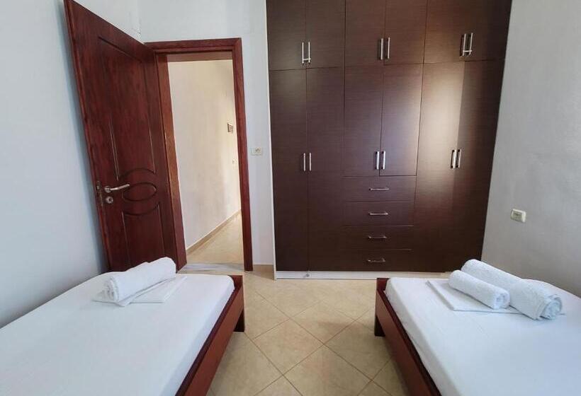 اتاق استاندارد چهارنفره با بالکن, Guesthouse Redilka