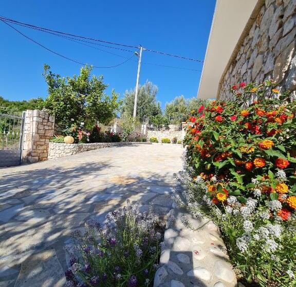 חדר לארבעה סטנדרטי עם מרפסת, Guesthouse Redilka