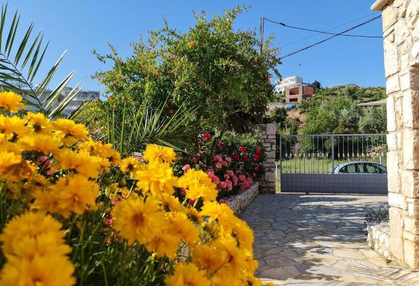 חדר לארבעה סטנדרטי עם מרפסת, Guesthouse Redilka