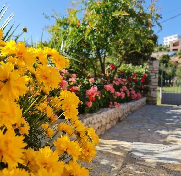اتاق استاندارد چهارنفره با بالکن, Guesthouse Redilka