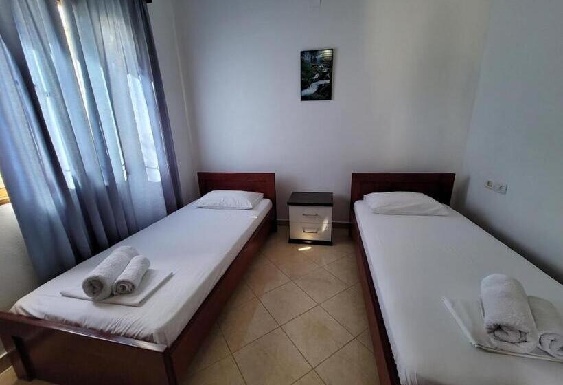 اتاق استاندارد چهارنفره با بالکن, Guesthouse Redilka