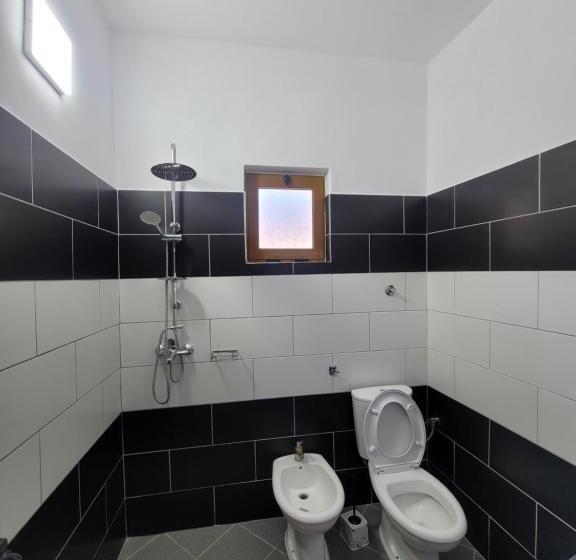 اتاق استاندارد چهارنفره با بالکن, Guesthouse Redilka