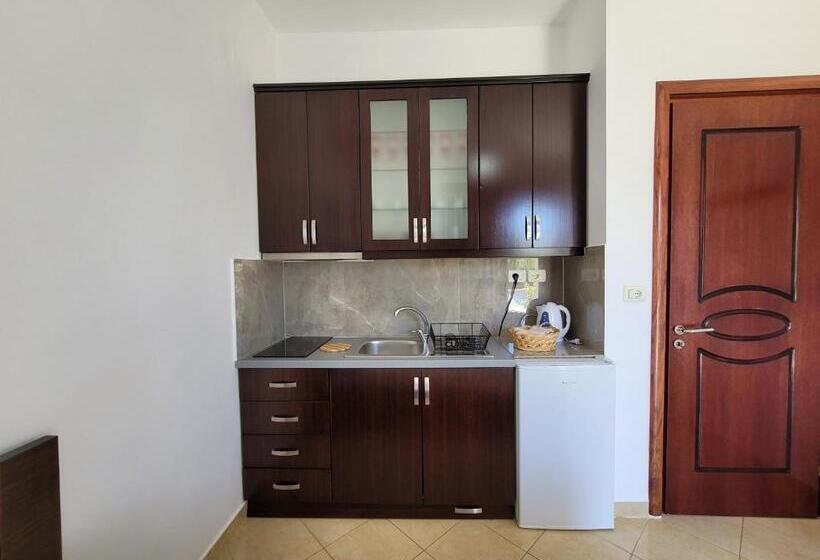 חדר לארבעה סטנדרטי עם מרפסת, Guesthouse Redilka