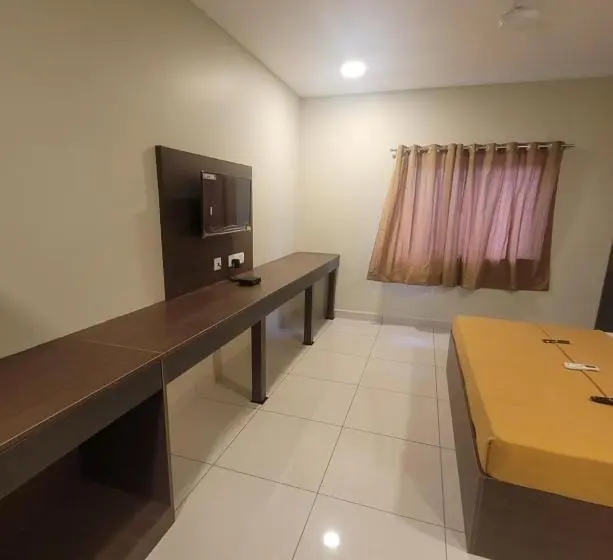Studio Deluxe, M Square