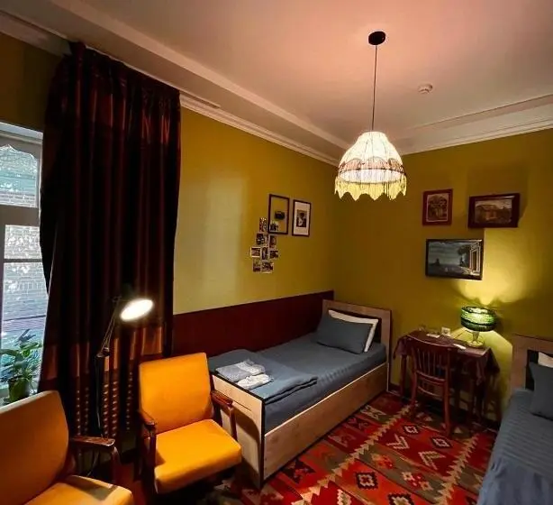 اتاق استاندارد با سرویس بهداشتی مشترک, Old Radio Hostel