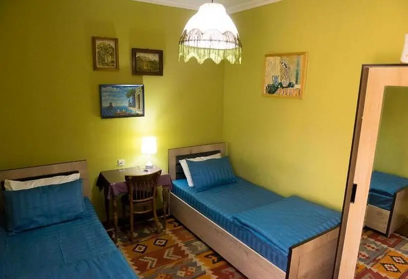 اتاق استاندارد با سرویس بهداشتی مشترک, Old Radio Hostel