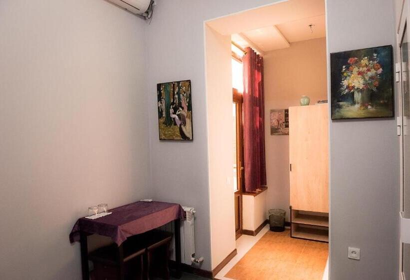 غرفة ديلوكس, Old Radio Hostel