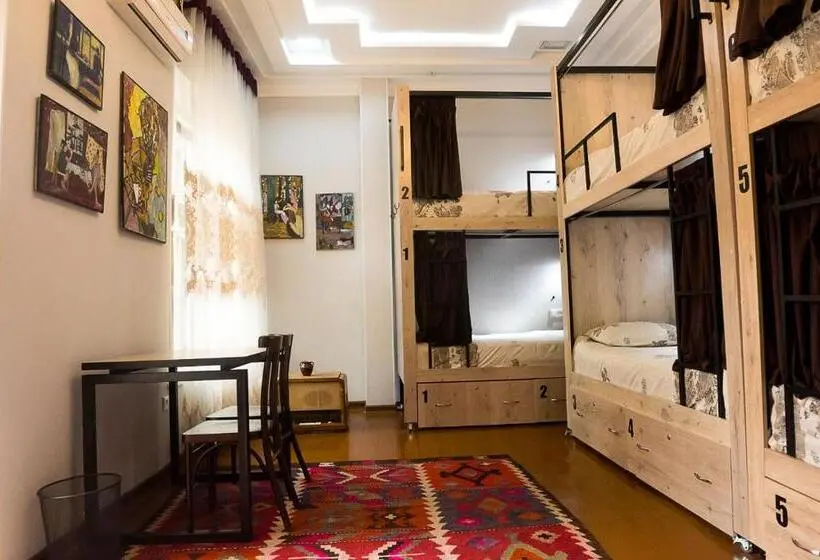 تختخواب در اتاق مشترک, Old Radio Hostel