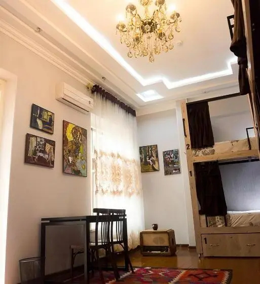 تختخواب در اتاق مشترک, Old Radio Hostel