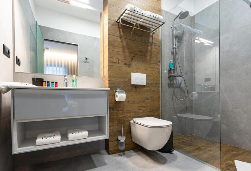 스탠다드 룸, Hugo