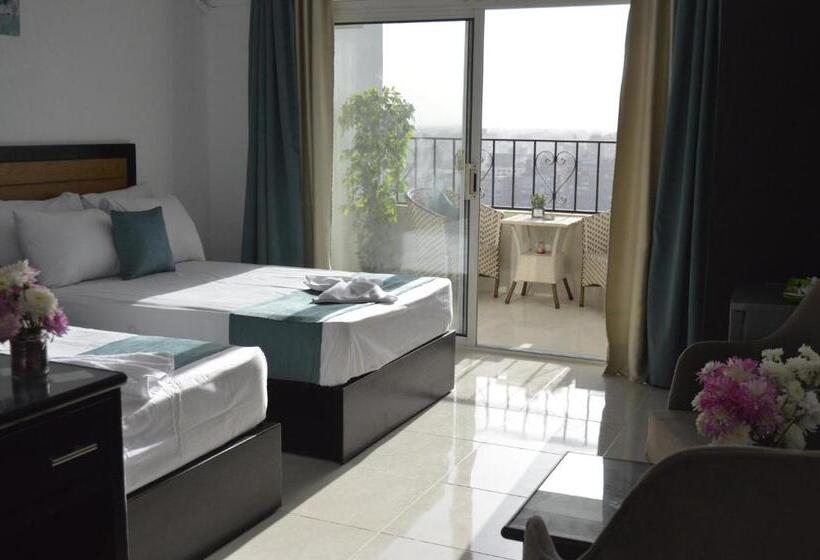 اتاق لوکس با بالکن و چشم‌انداز دریا, Nile View Inn
