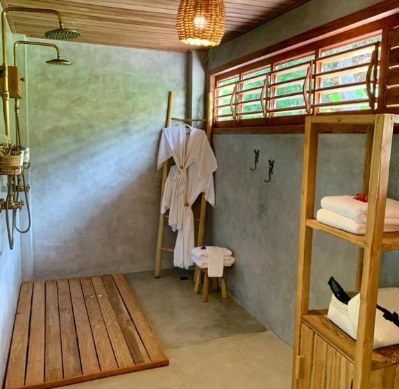 بانگلوی استاندارد, Filha Da Lua Ecolodge