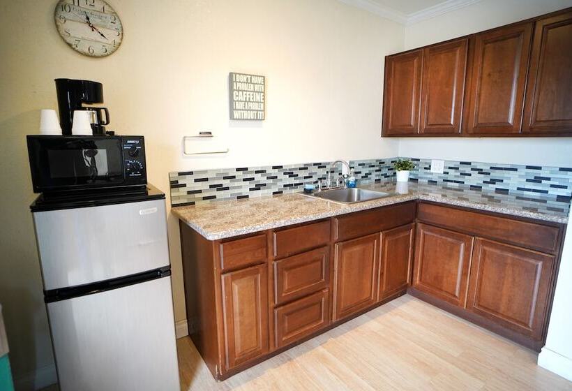 Студия Стандарт, Anaheim Executive Inn & Suites