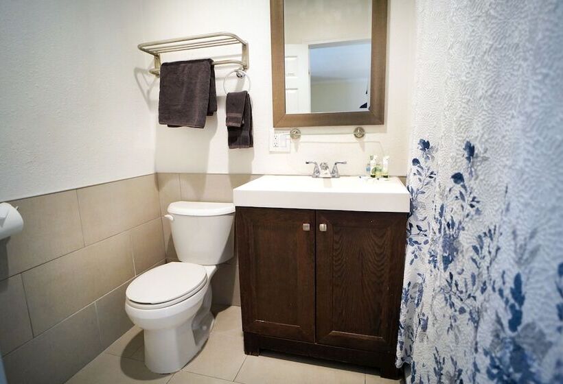 Студия Стандарт, Anaheim Executive Inn & Suites