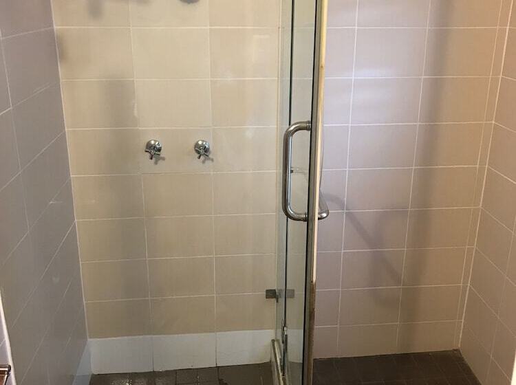 اتاق استاندارد با سرویس بهداشتی مشترک, Home Backpackers