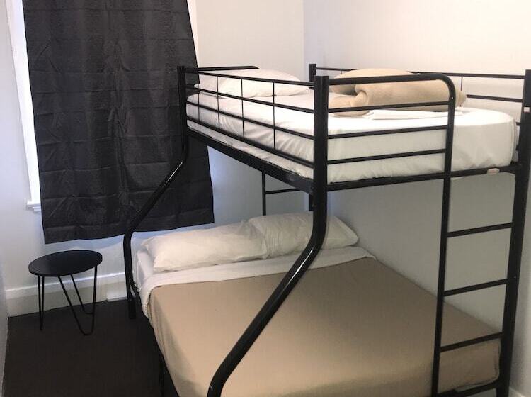 اتاق استاندارد با سرویس بهداشتی مشترک, Home Backpackers