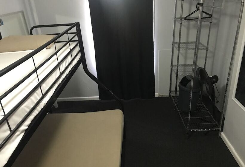 اتاق استاندارد با سرویس بهداشتی مشترک, Home Backpackers