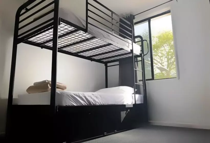 تختخواب در اتاق مشترک, Home Backpackers
