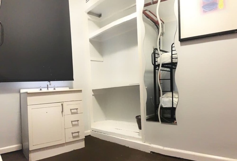 اتاق استاندارد با سرویس بهداشتی مشترک, Home Backpackers