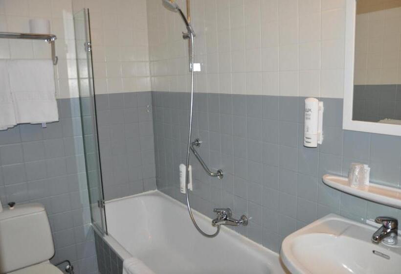 חדר בסיסי, Louisa