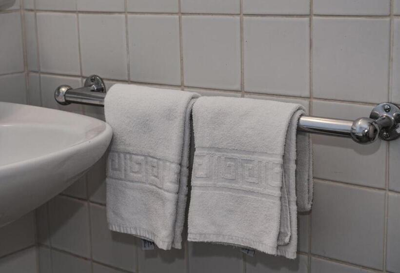 חדר בסיסי, Louisa