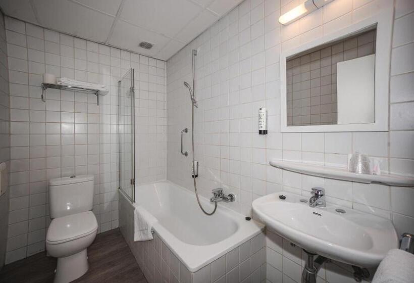 חדר בסיסי, Louisa