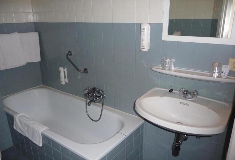 חדר סטנדרט לארבעה, Louisa