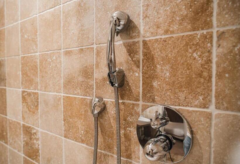 חדר קומפורט, Louisa