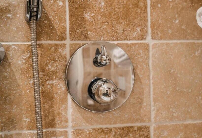 חדר קומפורט, Louisa