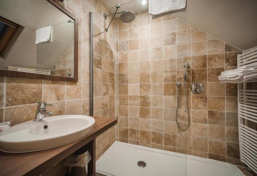 חדר קומפורט, Louisa