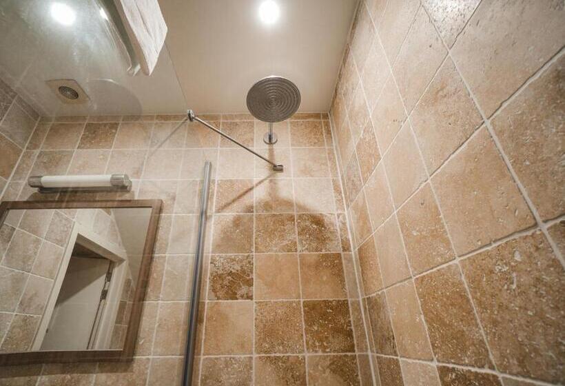 חדר קומפורט, Louisa