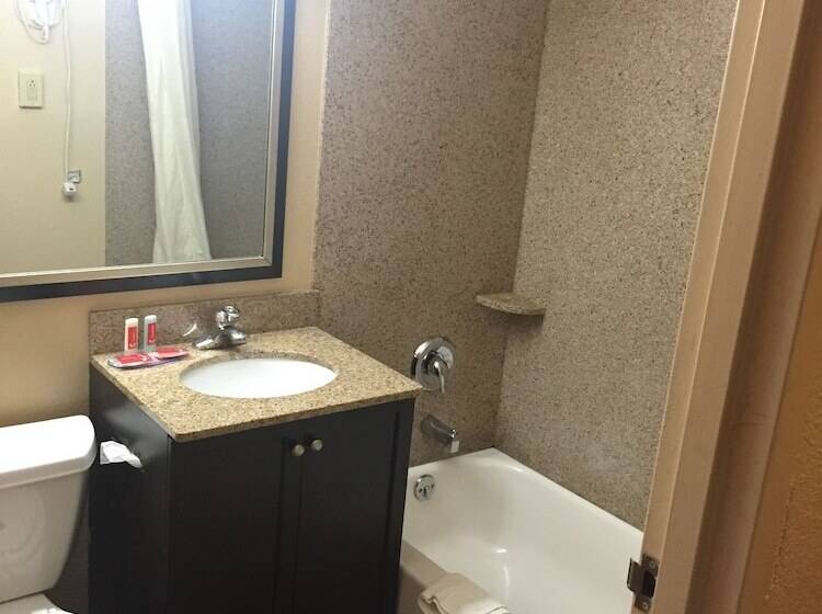 חדר סטנדרט שתי מיטות זוגיות, Quality Inn Near Pimlico Racetrack