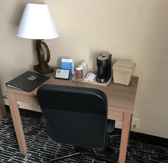 ２ダブルベッドのスタンダードルーム, Quality Inn Near Pimlico Racetrack