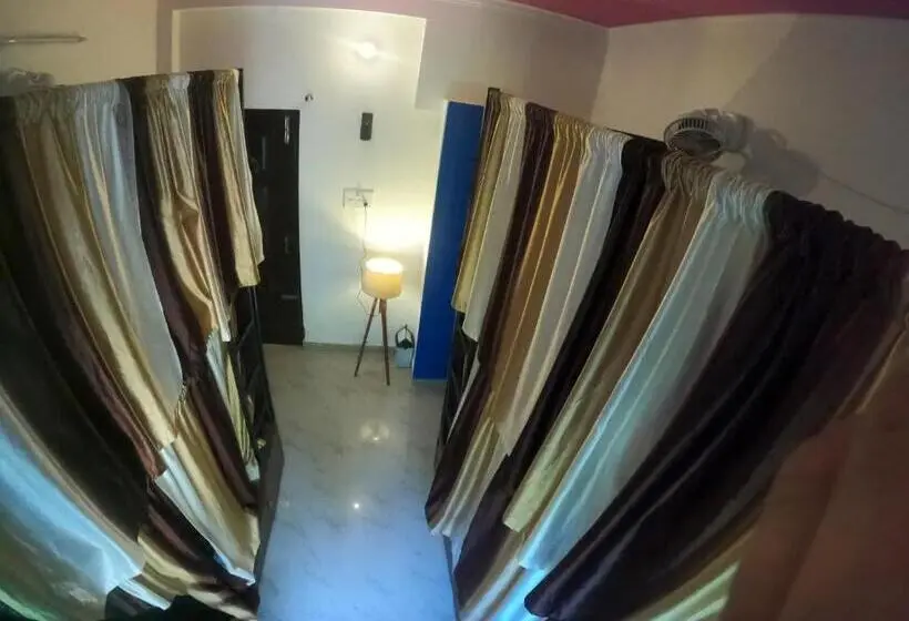 ルームシェアのワンベッド, Hobbit House Hostel