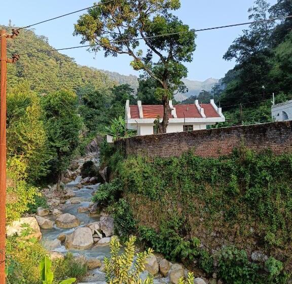 ルームシェアのワンベッド, Hobbit House Hostel