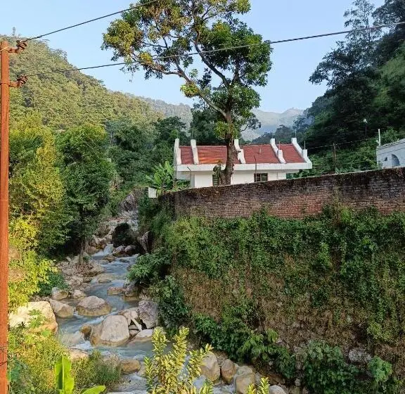 ルームシェアのワンベッド, Hobbit House Hostel