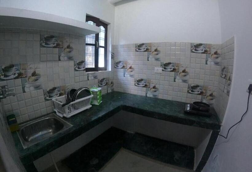 スタンダードスタジオ, Hobbit House Hostel
