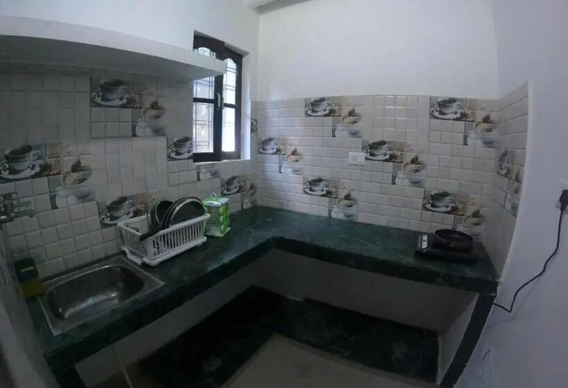スタンダードスタジオ, Hobbit House Hostel