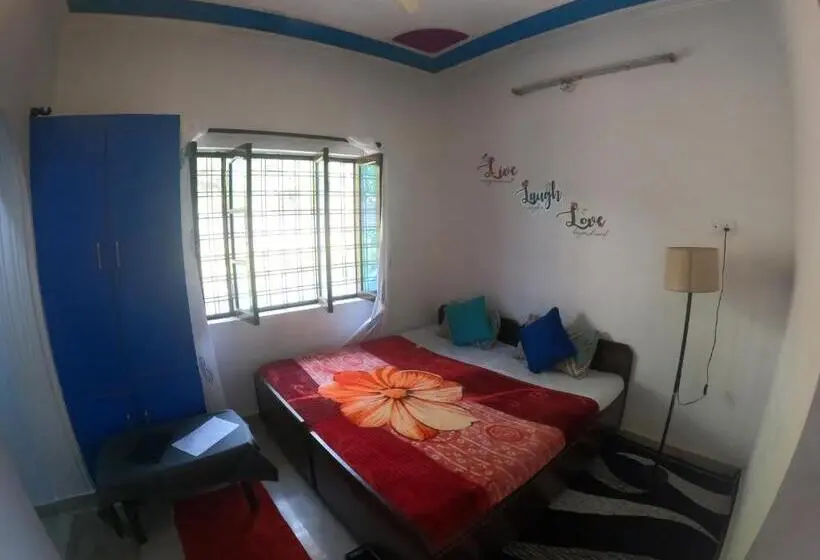 スタンダードスタジオ, Hobbit House Hostel