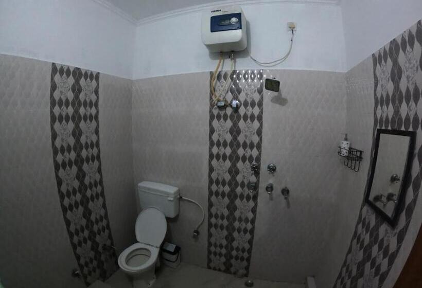 スタンダードスタジオ, Hobbit House Hostel