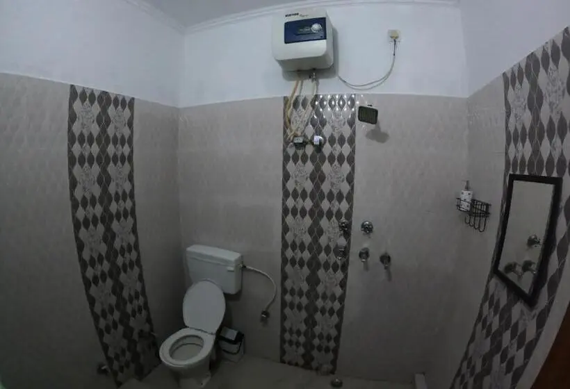 スタンダードスタジオ, Hobbit House Hostel