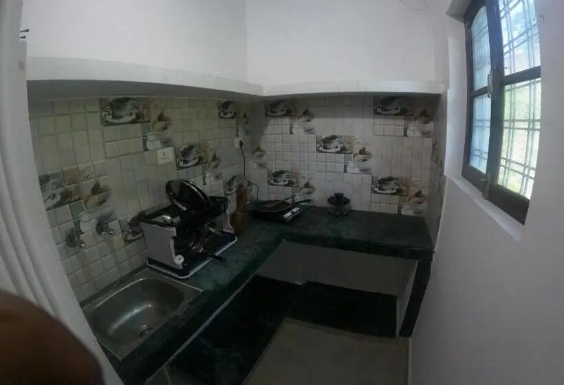スタンダードスタジオ, Hobbit House Hostel