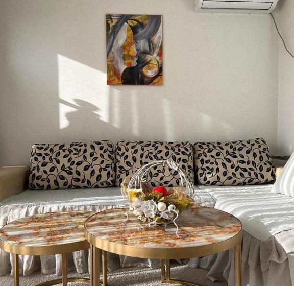 اتاق لوکس با تخت بزرگ, Cube House Osh