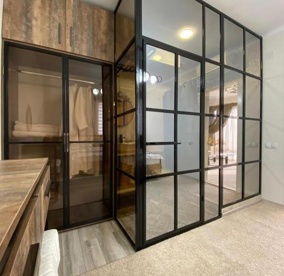اتاق لوکس با تخت بزرگ, Cube House Osh