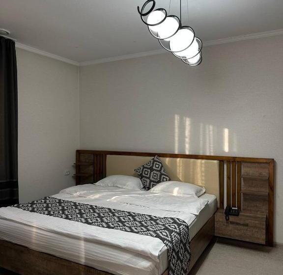 اتاق لوکس با تخت بزرگ, Cube House Osh