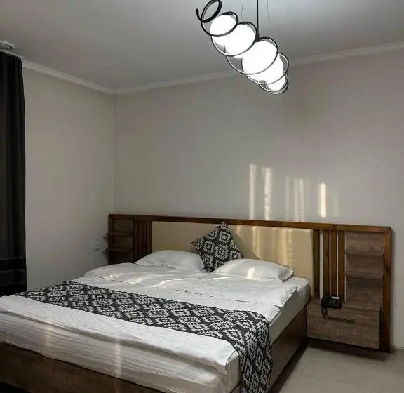 اتاق لوکس با تخت بزرگ, Cube House Osh