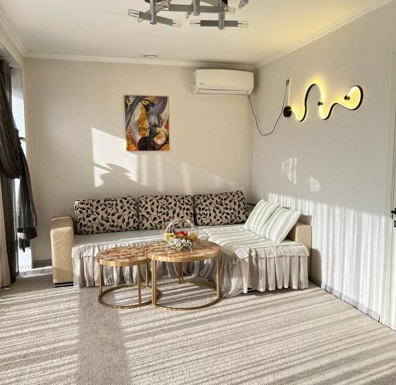 اتاق لوکس با تخت بزرگ, Cube House Osh