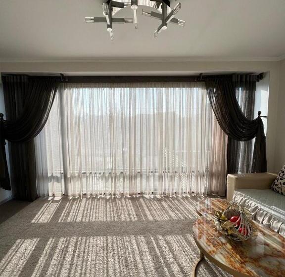 اتاق لوکس با تخت بزرگ, Cube House Osh