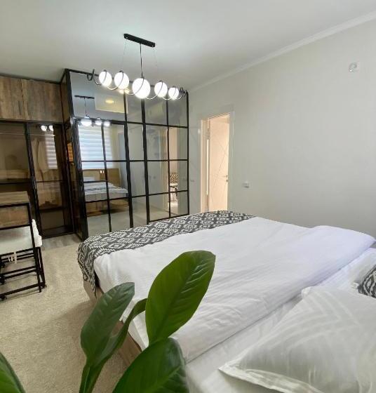 اتاق لوکس با تخت بزرگ, Cube House Osh