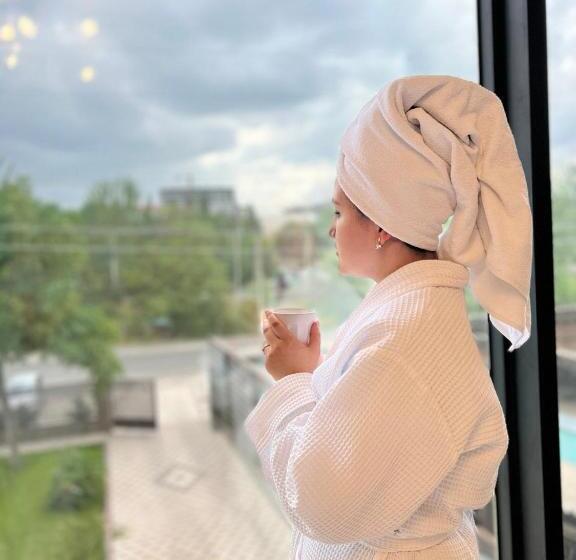 اتاق لوکس با تخت بزرگ, Cube House Osh